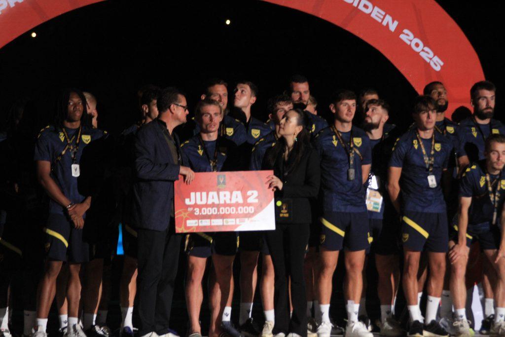 Pelatih Oxford United, Gary Rowett, memberikan pembaruan mengenai kondisi pemainnya, Ole Romeny dan Marselino Ferdinan.