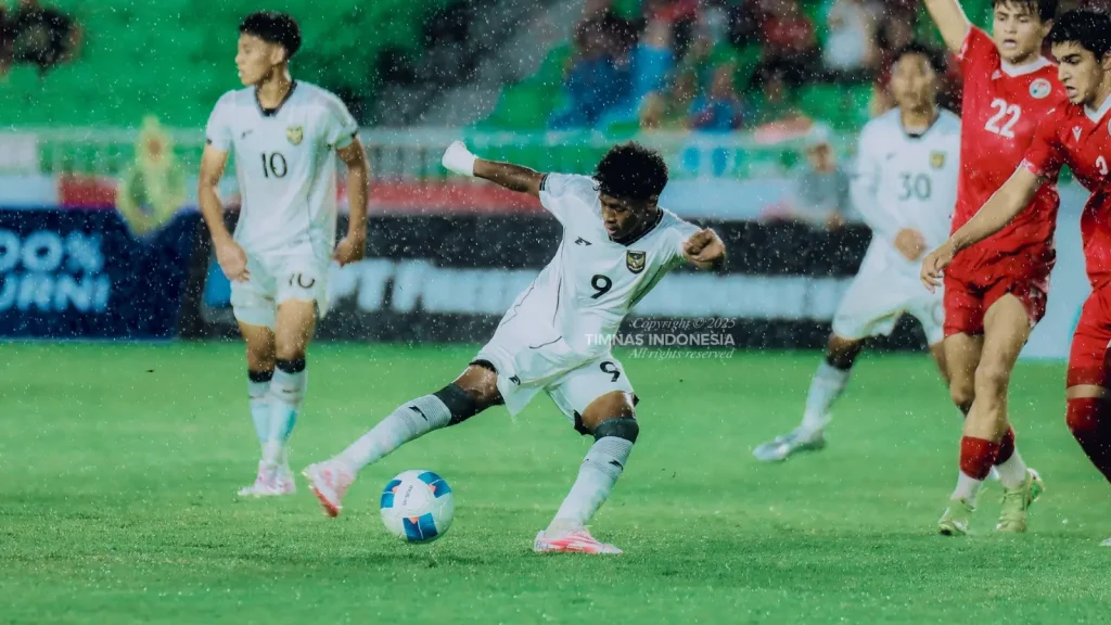 Duel ketat antara Timnas U-17 Indonesia dan Tajikistan di laga perdana Piala Kemerdekaan 2025 berakhir imbang 2-2.